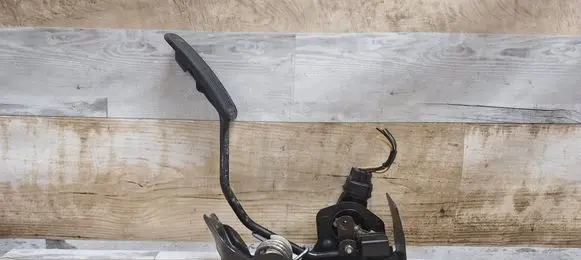 Accelerator throttle pedal