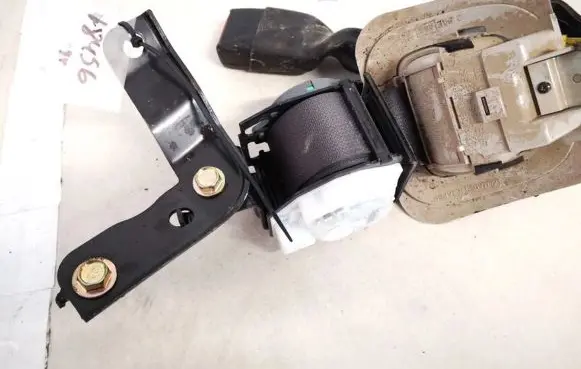 Middle seatbelt (rear)