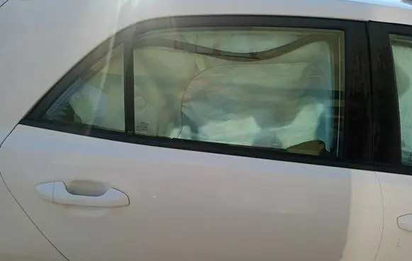 KIA Rio Rear door windshield rail 