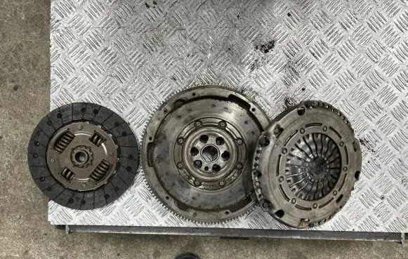 Audi Q2 - Clutch set kit 05E105266B 04E141016J