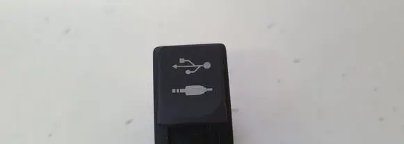 Toyota Auris E180 USB socket connector 
