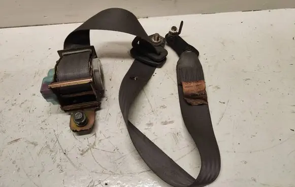 Subaru Impreza I Front seatbelt F89892