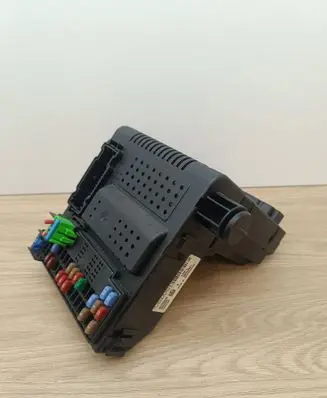 Volvo XC70 Fuse module 30765646 28043321 06W095