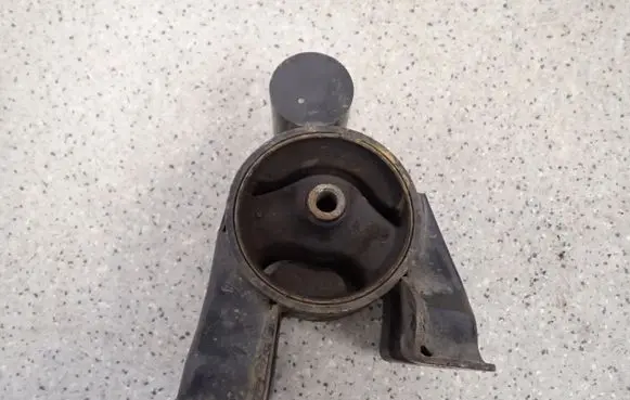 Engine mount vacuum valve