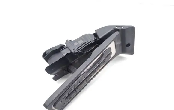 Accelerator throttle pedal