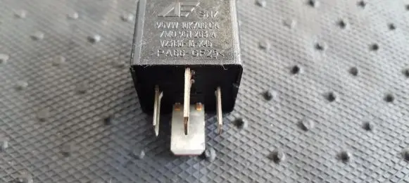 Skoda Octavia Mk2 (1Z) Other relay 7M0951253A 95VW10K705CA