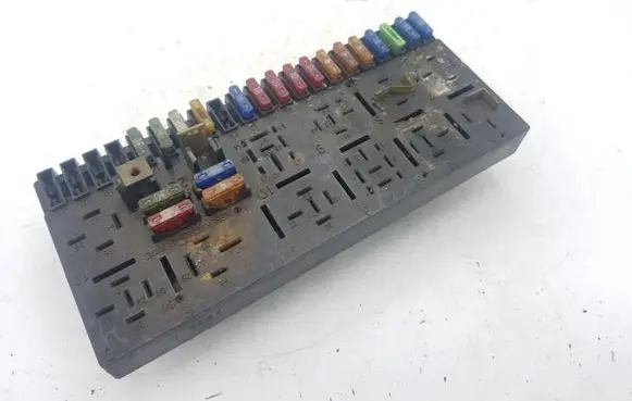 Volkswagen Golf III Fuse module 443941822A
