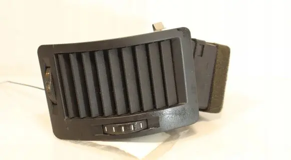 Skoda Octavia Mk2 (1Z) Dashboard side air vent grill/cover trim
