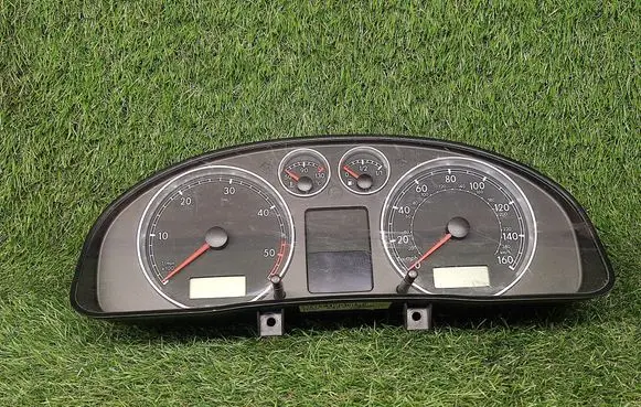 Volkswagen PASSAT B5.5 Speedometer (instrument cluster) 3B0920925A