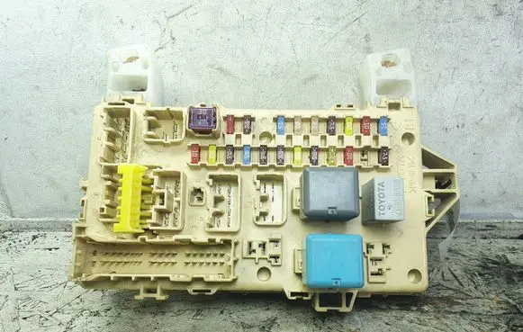 Toyota Corolla Verso E121 Fuse module 892210F010