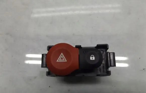 Renault Twingo III Hazard light switch
