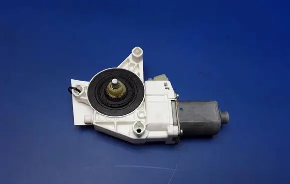 Mercedes-Benz ML W164 Front door window regulator motor 0130822272