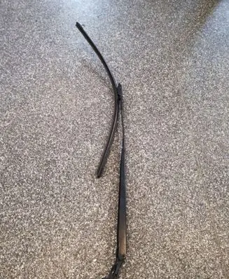 Front wiper blade arm