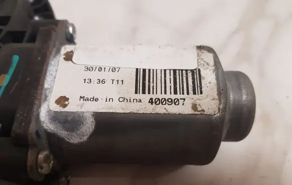 Hyundai Santa Fe Front door window regulator motor 400907
