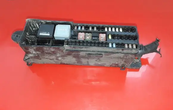 Ford Focus Fuse module AV6T14K131AC E02260200