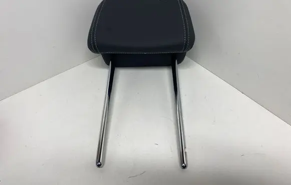 Volkswagen Touareg III Rear seat headrest 
