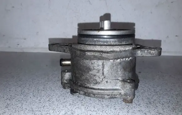 BMW 5 E39 Vacuum pump 2249939