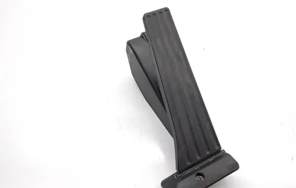 Accelerator throttle pedal