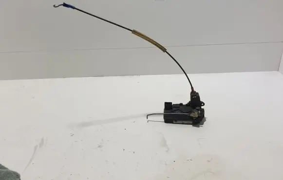 Opel Zafira B Rear door lock 13210739