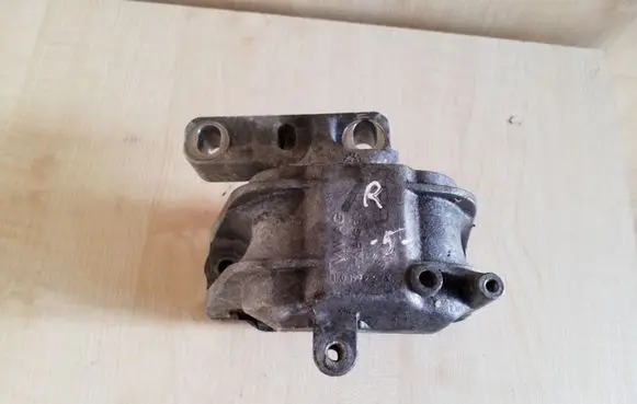 Volkswagen Golf V Engine mount bracket 1K0199262
