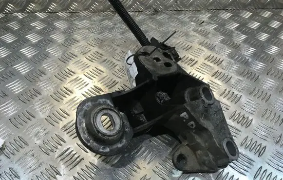 Audi A4 S4 B7 8E 8H Engine mounting bracket 8E0199352