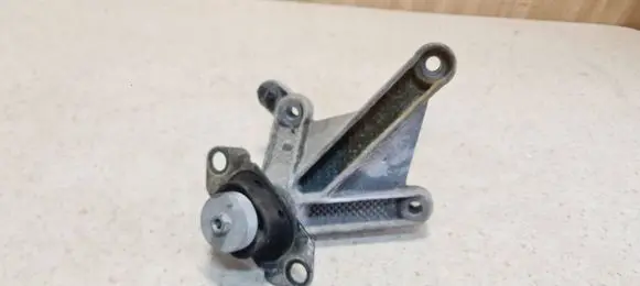 Nissan Micra Gearbox mounting bracket 8200043084