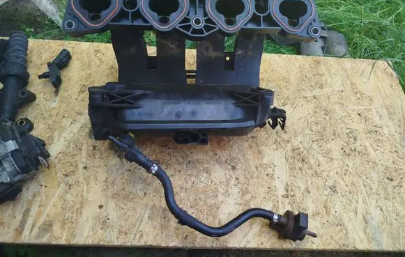 Citroen C4 I Intake manifold 9645400680