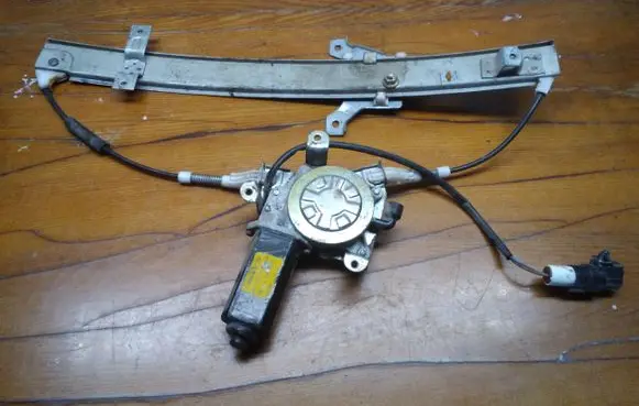 Hyundai Lantra I Front door window regulator with motor