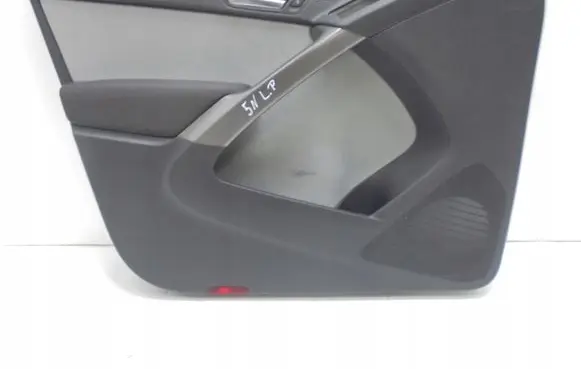 Volkswagen Tiguan Front door card panel trim