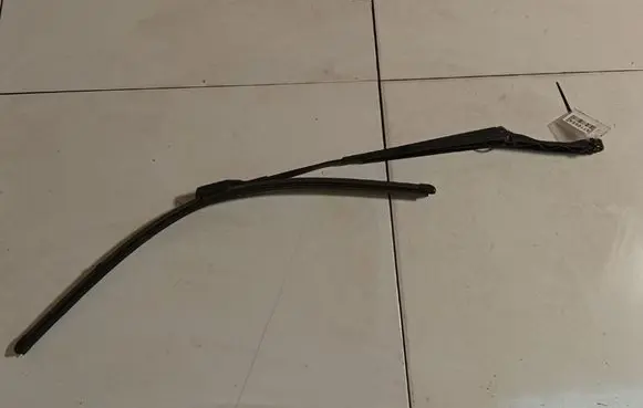 Opel Astra J Front wiper blade arm 13289887