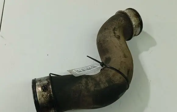 Volkswagen PASSAT B6 Intercooler hose/pipe 