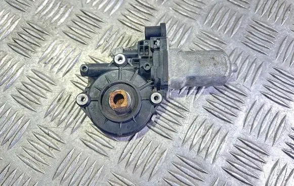 Suzuki Grand Vitara II Front door window regulator motor 8343065J00 2621003520