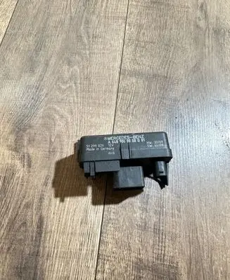 Mercedes-Benz E W211 Glow plug pre-heat relay A6489000000 51299029