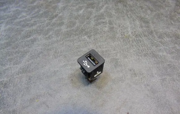 BMW 3 G20 G21 AUX in-socket connector 84109229294