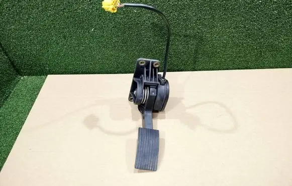 Mercedes-Benz Sprinter W906 Accelerator throttle pedal A9703000304