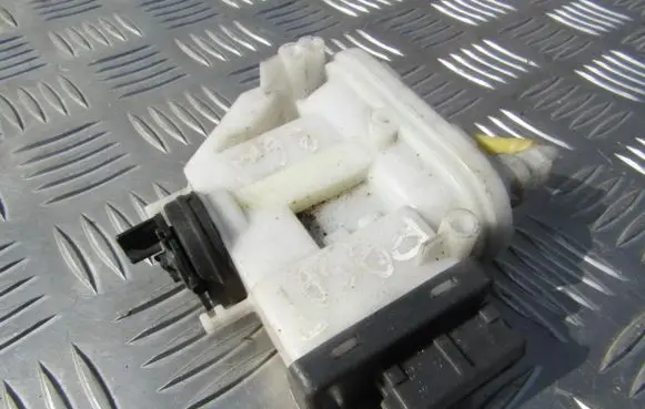Volkswagen PASSAT B4 Central locking vacuum pump 3A0862153B