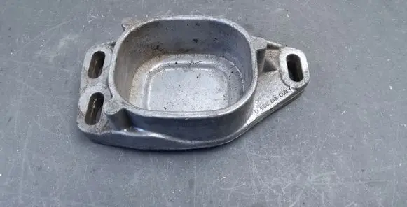Volkswagen PASSAT B5.5 Engine mounting bracket 8D0199335Q