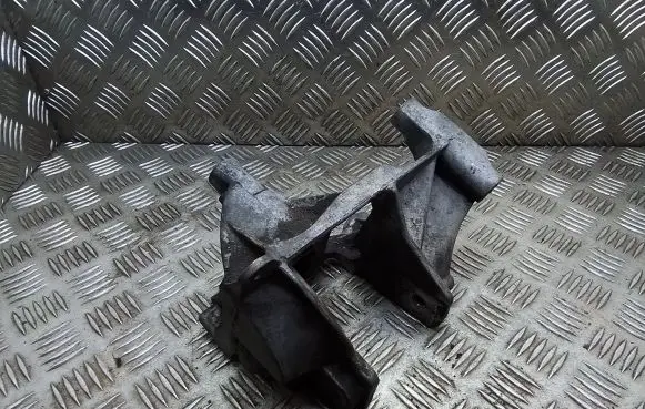 Volkswagen Multivan T5 Engine mounting bracket 070199343B