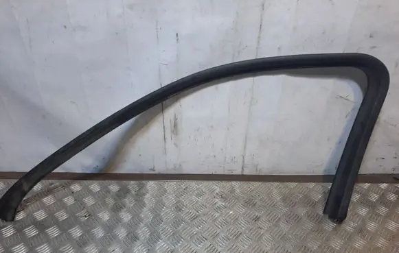 Volkswagen Touareg II Front door glass trim molding 7P0867672A