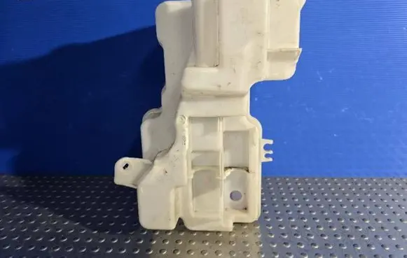 Volvo XC40 Windshield washer fluid reservoir/tank 32274693