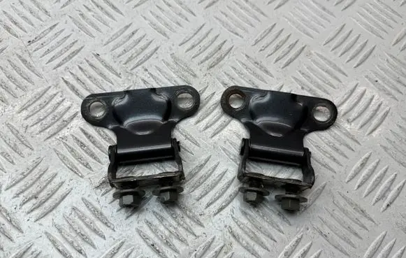 Toyota Avensis T250 Tailgate/trunk/boot hinge 6881005020
