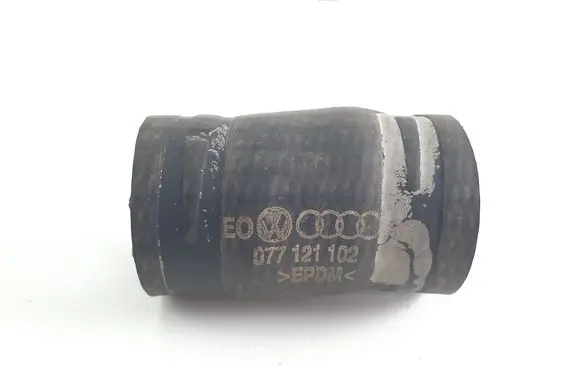 Volkswagen Touareg I Engine coolant pipe/hose 077121102