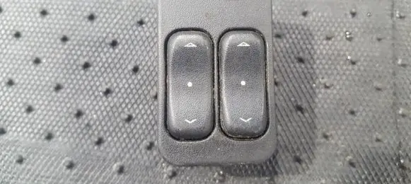 Opel Zafira A Electric window control switch 13363201