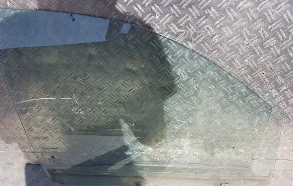 Hyundai Trajet Front door window glass four-door