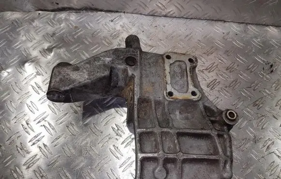 Engine mounting bracket