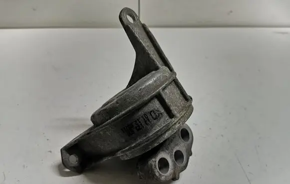 Opel Zafira B Engine mount bracket 90539246