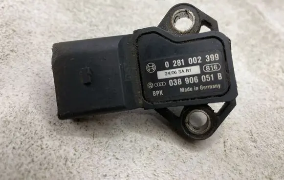 Audi A4 S4 B7 8E 8H Air pressure sensor 038906051B