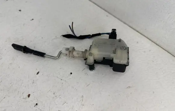 Volkswagen Touran I Fuel tank cap lock 1T0810773R