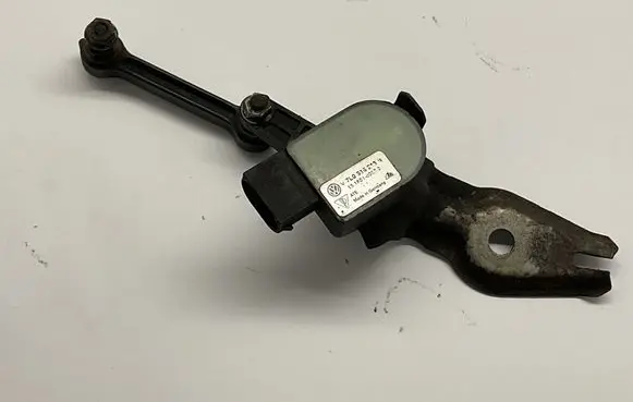 Volkswagen Touareg I Air suspension front height level sensor 15160100572 7L0916213B