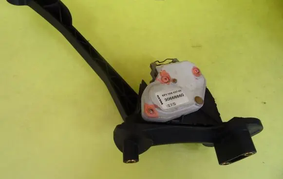 Volvo V70 Accelerator throttle pedal 30666660